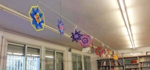 Mandalas colgados en la exposición en la biblioteca del Instituto Serrallarga 