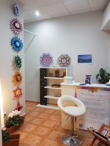 Exposición de Mandales per la Pau de ADAB en el local de Montferran de Blanes