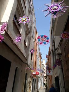 Mandalas de ADAB instalados temporalmente para el acto poético en la calle Sant Jaume de Blanes, septiembre de 2021