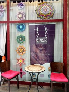 Mandalas de ADAB instalados temporalmente para el acto poético en la calle Sant Jaume de Blanes, septiembre de 2021
