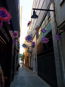 Mandalas de ADAB instalados temporalmente para el acto poético en la calle Sant Jaume de Blanes, septiembre de 2021