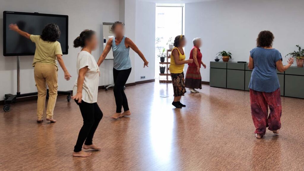 Mujeres participando en una sesión de movimiento y danza de ADAB