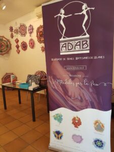 Panel de ADAB y mandalas tejidos en la exposición de la Sala García-Tornel de Blanes
